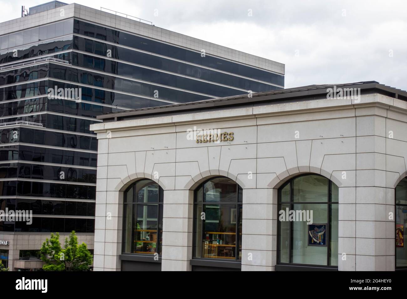 Bellevue, WA États-Unis - vers juin 2021 : vue inclinée d'une entrée de boutique de luxe Hermes dans le centre-ville. Banque D'Images