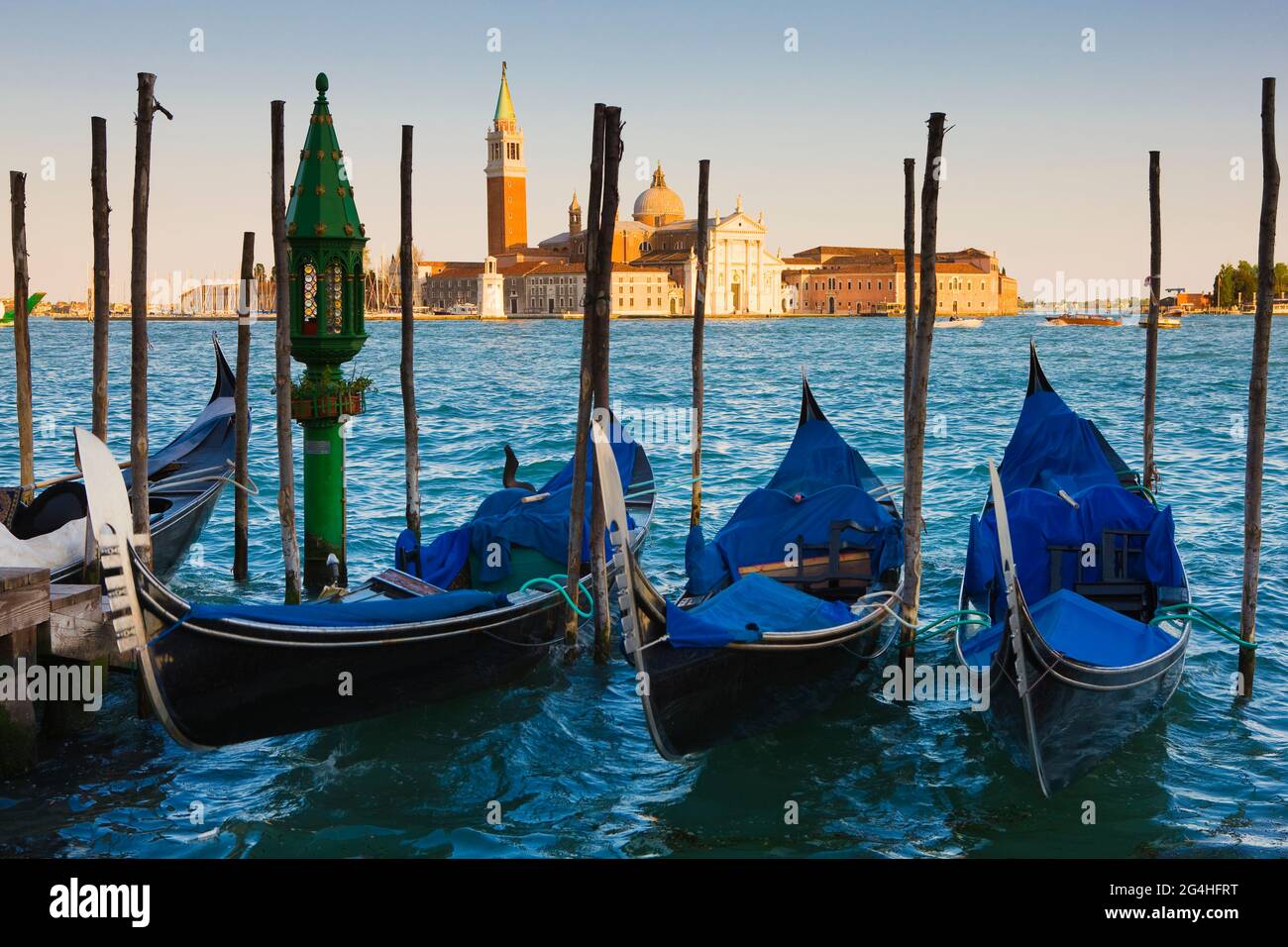 Des gondoles amarrées le long du canal Saint-Marc à Venise avec San Giorgio Maggiore et le Campanile de Saint-Marc au loin, en Italie Banque D'Images