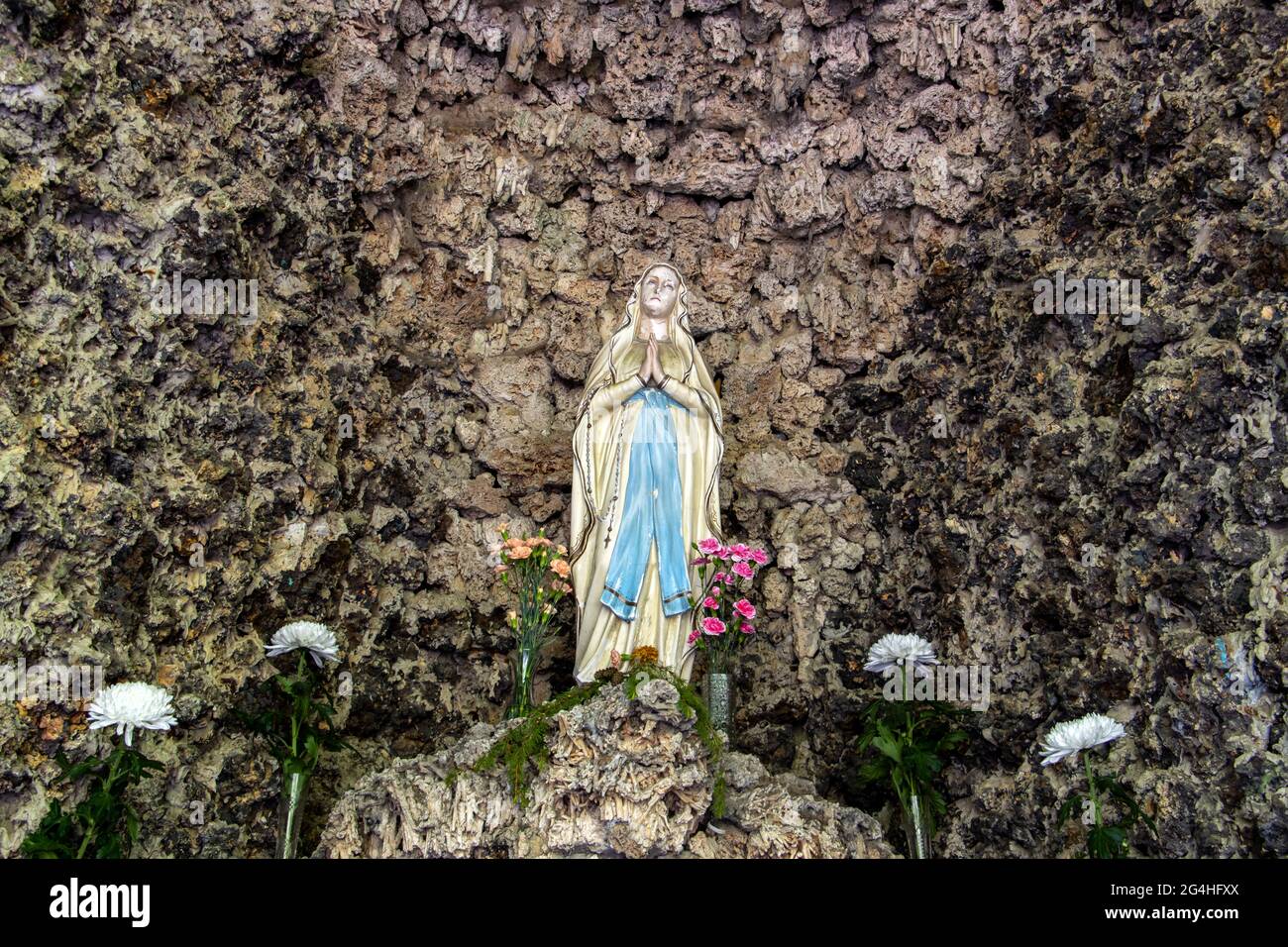 L'autel naturel avec une statue de la Vierge Marie à l'intérieur de la chapelle sculptée dans la roche, la Tchéquie. Banque D'Images