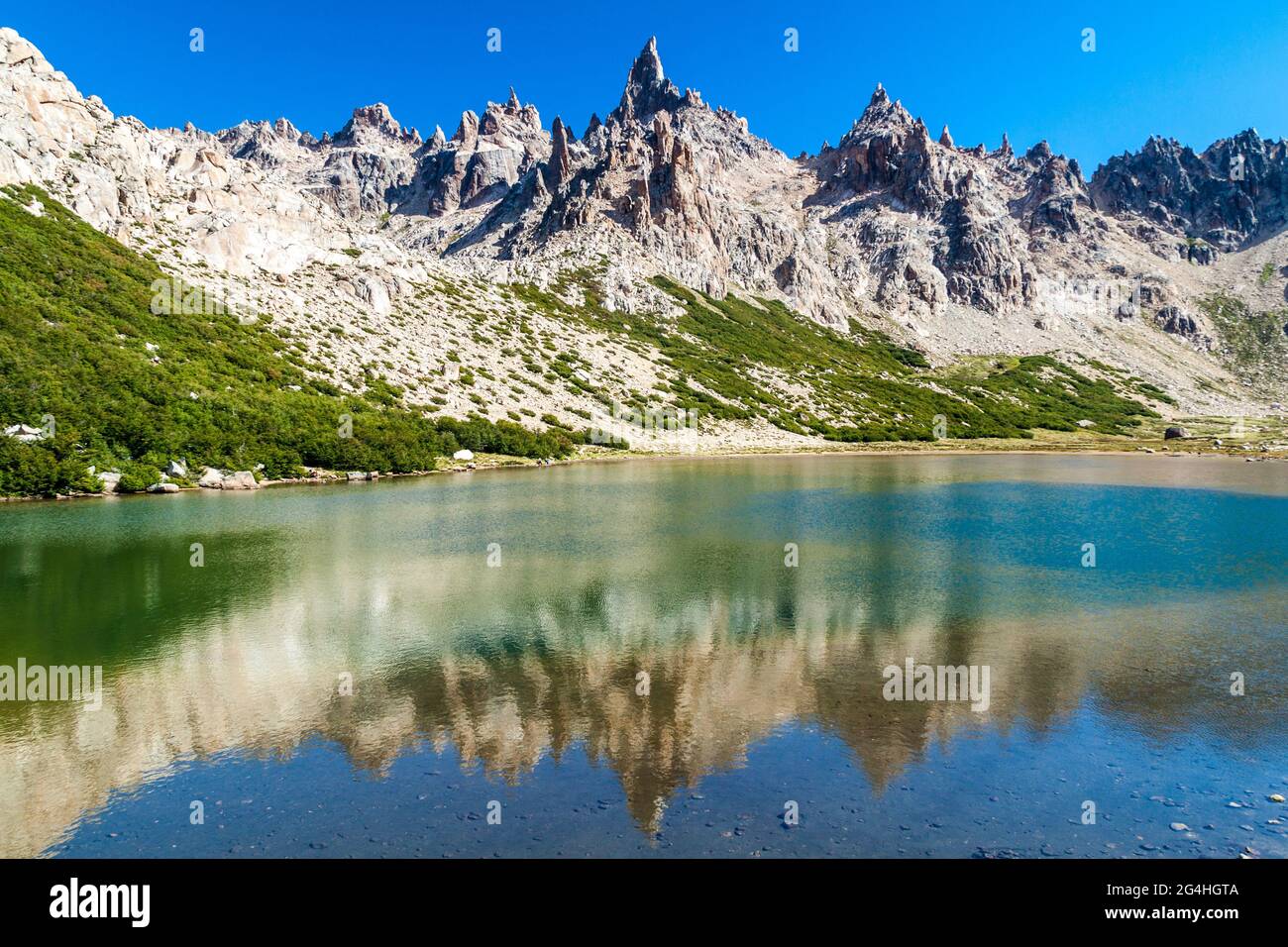 Les montagnes se reflètent dans le lac Laguna Toncek près de Bariloche, en Argentine Banque D'Images