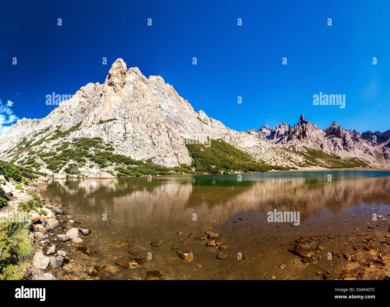 Les montagnes se reflètent dans le lac Laguna Toncek près de Bariloche, en Argentine Banque D'Images