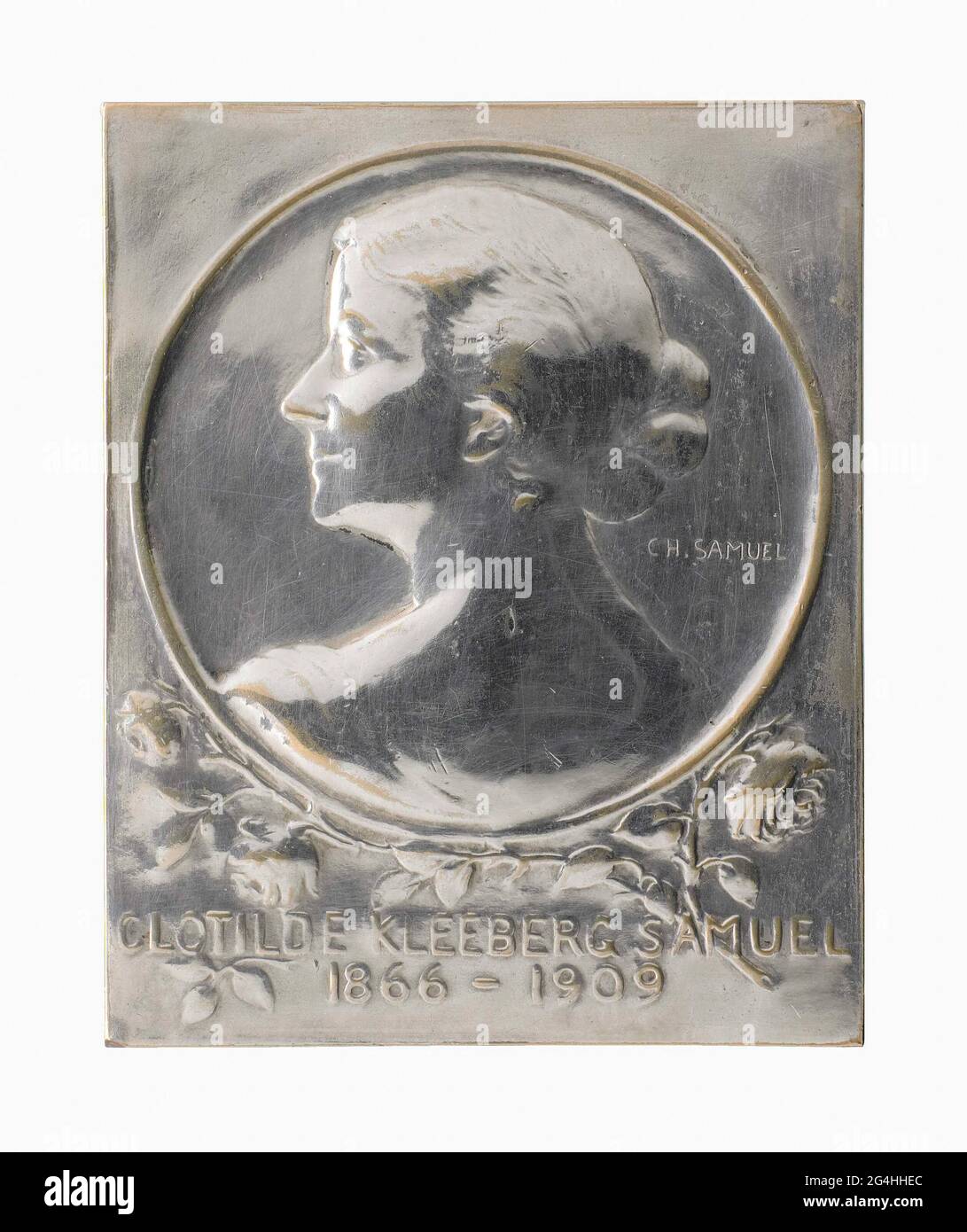 . Plaque de bronze argenté avec le portrait de Clotilde Kleeberg-Samuel (1866-1909), avec inscription de dédicace sur le dos : clotildae // kleberg-samvel // amici mucisqve dediti // qvod nermos mire pepvlit // hoc monumentum // p.c. // carolvs samvel // caram conjvgis effigem // tarte à aere // sc. Le portrait est montré dans le soulagement des basses minces et vu sur son dos et l'épaule. Banque D'Images