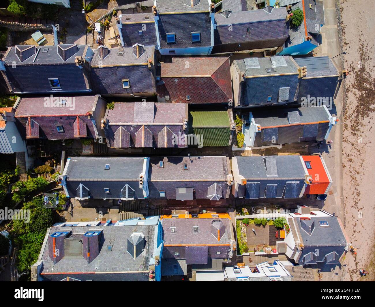 Vue aérienne depuis un drone de cottages bien emballés à Seatown, dans le village historique de Gardenstown, sur la côte de Moray firth à Aberdeenshire, en Écosse, au Royaume-Uni Banque D'Images