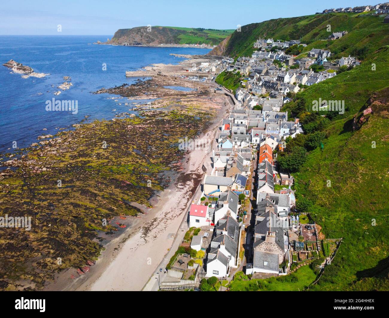 Vue aérienne depuis un drone de cottages bien emballés à Seatown, dans le village historique de Gardenstown, sur la côte de Moray firth à Aberdeenshire, en Écosse, au Royaume-Uni Banque D'Images