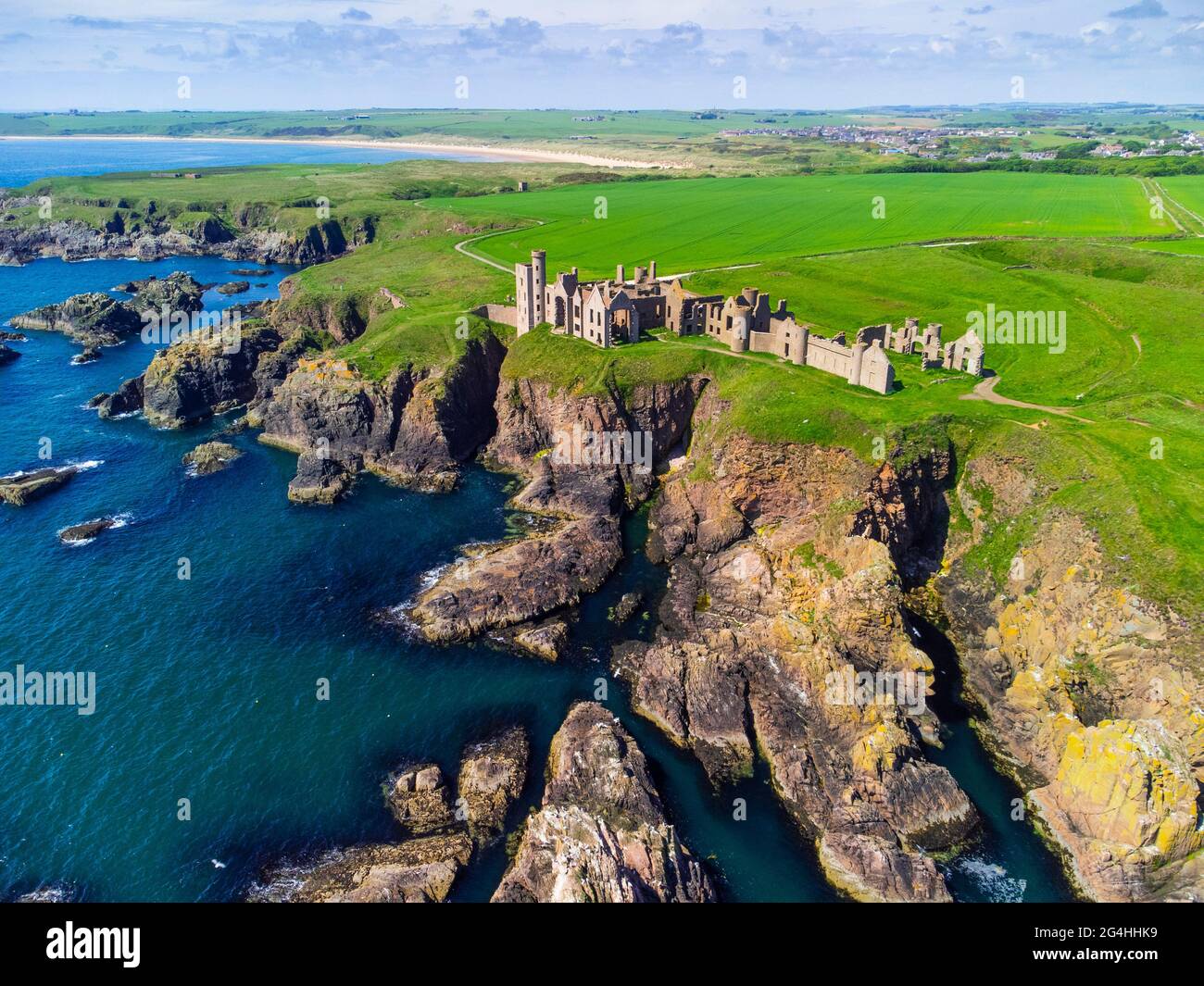 Vue aérienne du drone du château de Slains sur les falaises au-dessus de Moray Firth près de Cruden Bay dans Aberdeenshire, Écosse, Royaume-Uni Banque D'Images