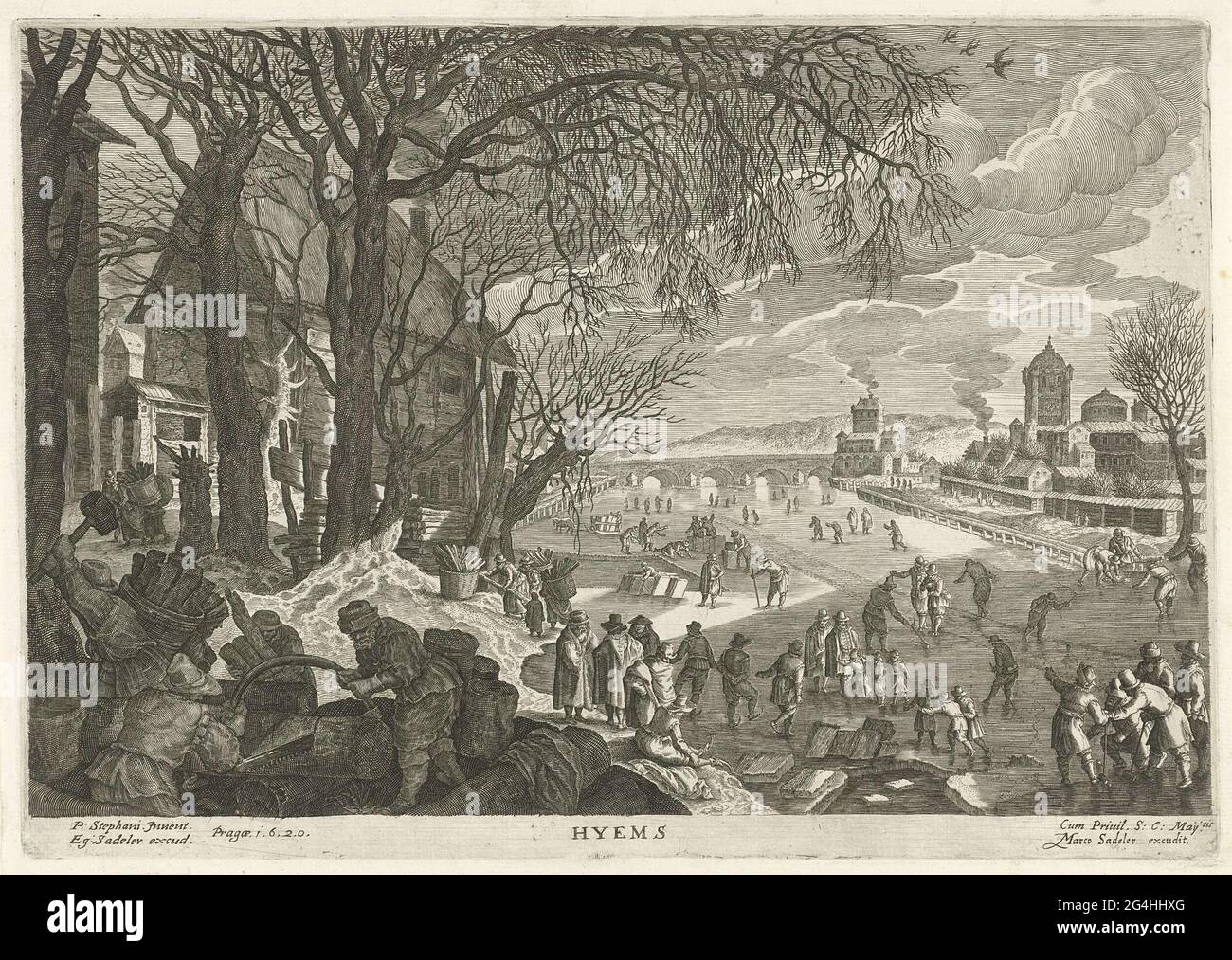 . Paysage d'hiver avec une rivière gelée sur la droite sur laquelle est patiné et couvre. Au loin un pont et un village sur la rive droite. À gauche au premier plan est la coupe, sciée et la grosse Banque D'Images