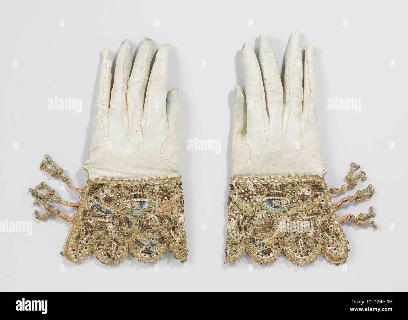 Gant de mariée gauche Banque de photographies et d'images à haute  résolution - Alamy