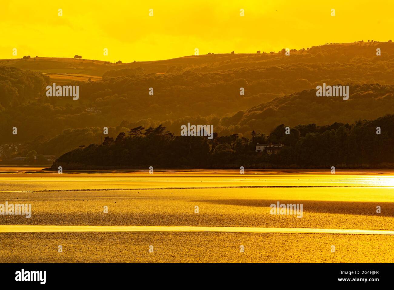 Grange-over-Sands, Cumbria, Royaume-Uni. 21 juin 2021. Un beau coucher de soleil le plus long jour à Grange-over-Sands, Cumbria, Royaume-Uni crédit: John Eveson/Alay Live News Banque D'Images