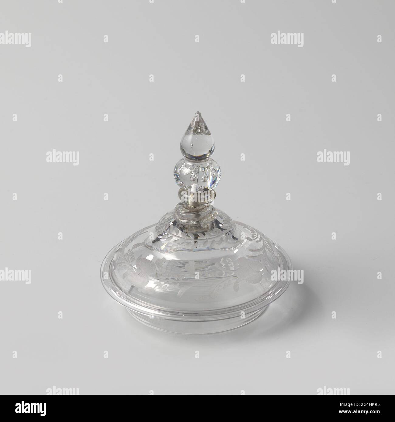 Couvercle d'un pot. Couvercle voûté, attribué avec bouton de couvercle articulé, composé de deux disques, un bouton plat, un bouton sphérique avec deux rangées de bulles d'air et une extrémité en forme de poire. Ornements de fleurs et de feuilles gravés sur le couvercle. Banque D'Images