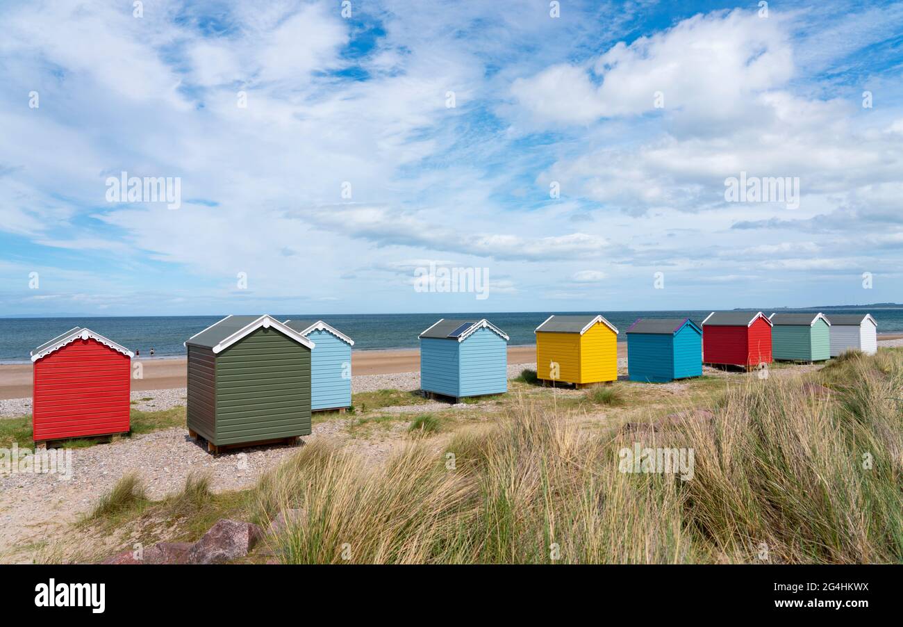 Huttes de plage colorées sur la plage de Findhorn à Moray, Morayshire, Écosse, Royaume-Uni Banque D'Images