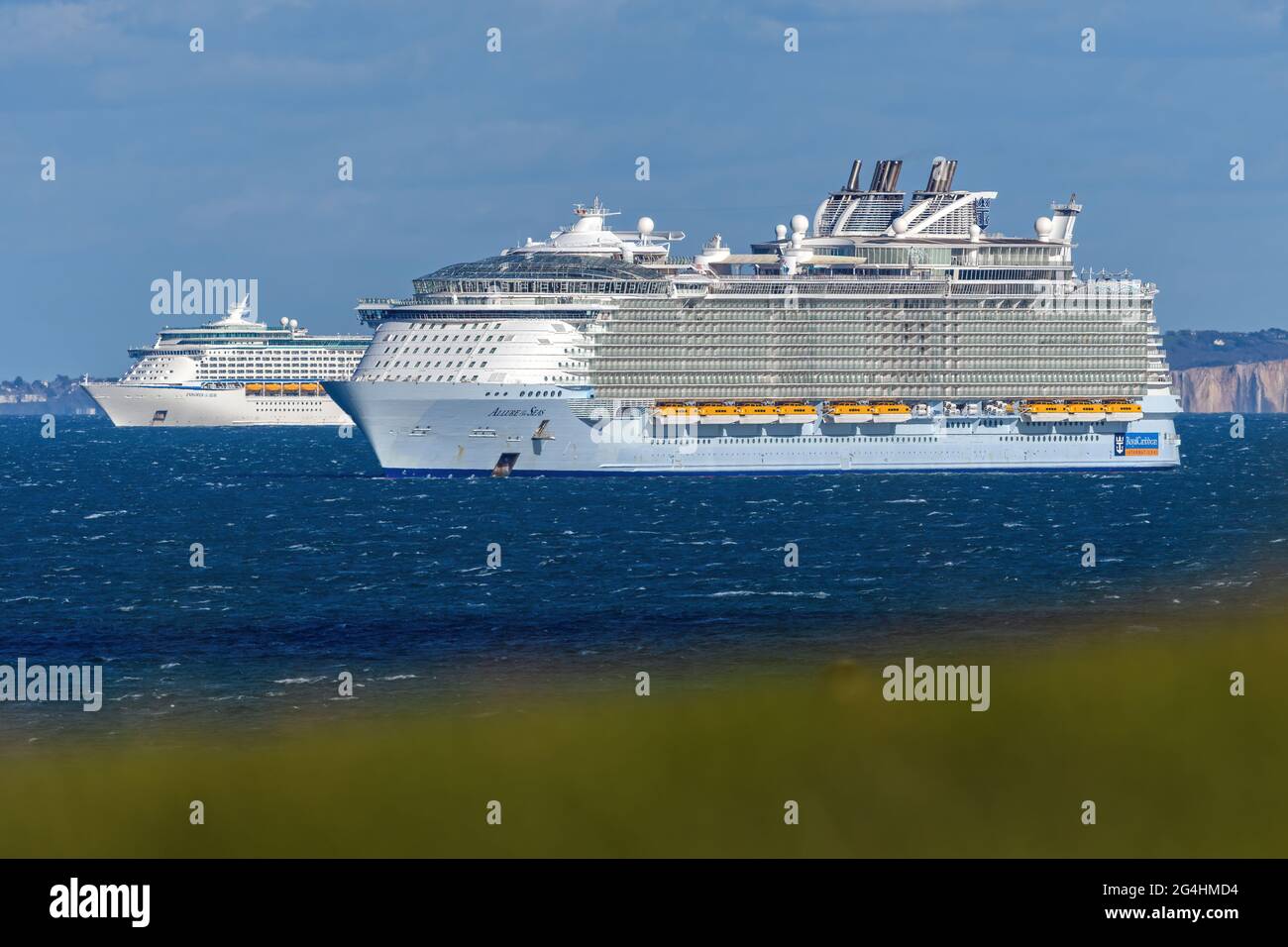 Les navires de croisière Royal Caribbean International allure of the Seas et Explorer of the Seas à l'ancre à Poole Bay, Dorset, Royaume-Uni Banque D'Images