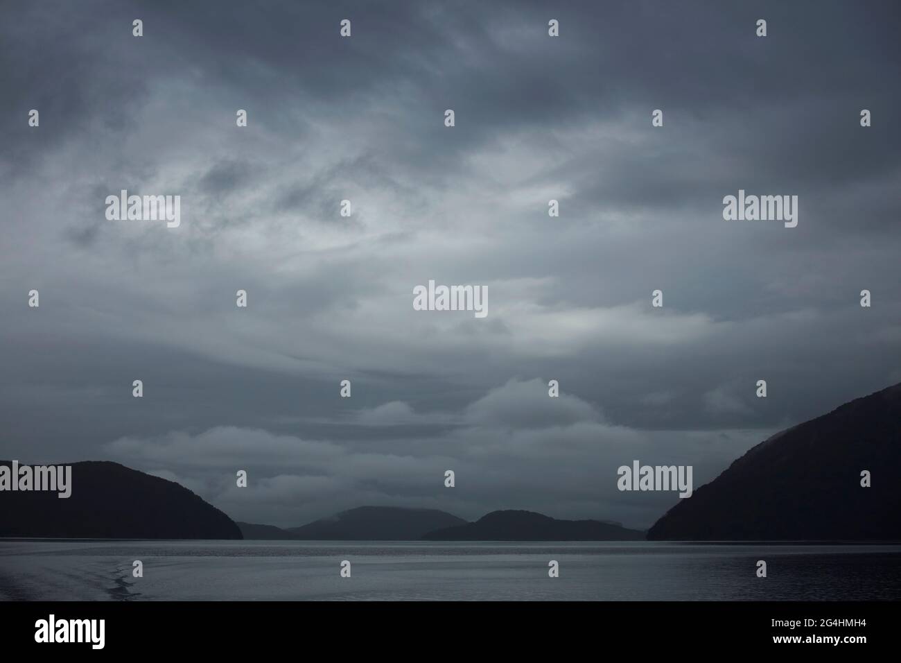 Nuages gris au-dessus du lac Manapouri, parc national Fiordland, Île du Sud, Nouvelle-Zélande Banque D'Images