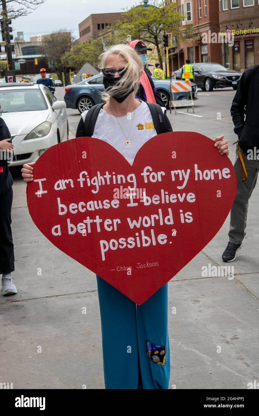 Minneapolis, Minnesota. Les manifestants se rassemblent pour mettre fin aux expulsions de logements durant la pandémie. Ils appellent à des réformes du système bancaire pour aider Banque D'Images