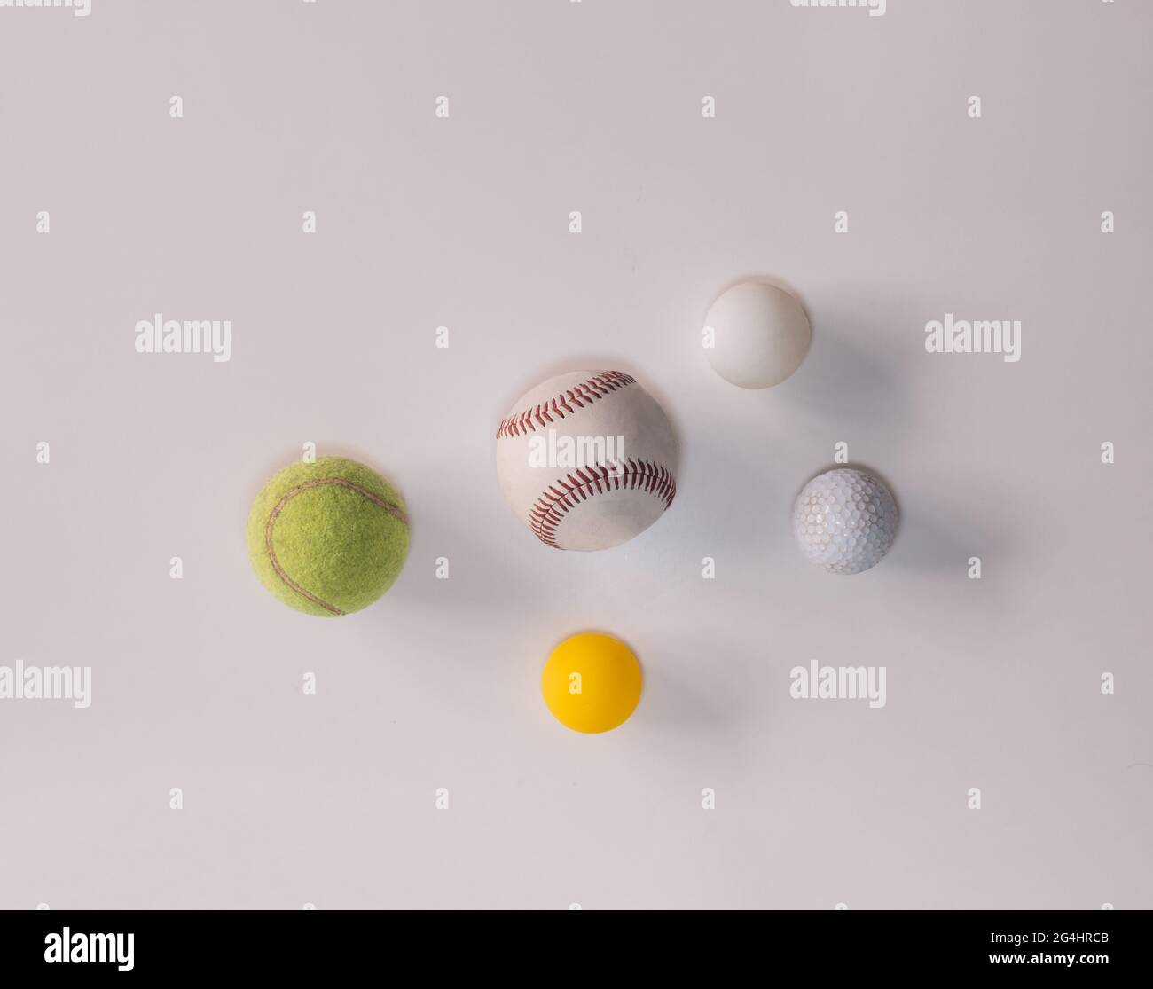 différentes balles pour différents sports tels que le baseball tennis ping- pong frontenis et le golf sur fond blanc avec copie de l'espace concept  sport ball Photo Stock - Alamy