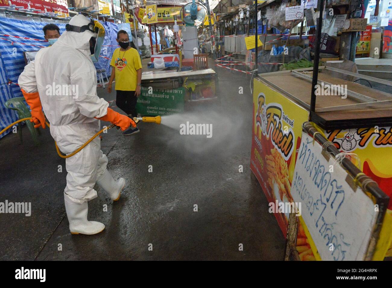 Bangkok, Thaïlande. 21 juin 2021. Un travailleur désinfecte un marché frais à Bangkok, en Thaïlande, le 21 juin 2021. La Thaïlande a signalé 3,175 nouveaux cas confirmés de COVID-19 lundi, marquant le cinquième jour consécutif enregistrant plus de 3,000 infections à coronavirus, car elle assouplissait progressivement les restrictions de la reprise économique. Credit: Rachen Sageamsak/Xinhua/Alay Live News Banque D'Images