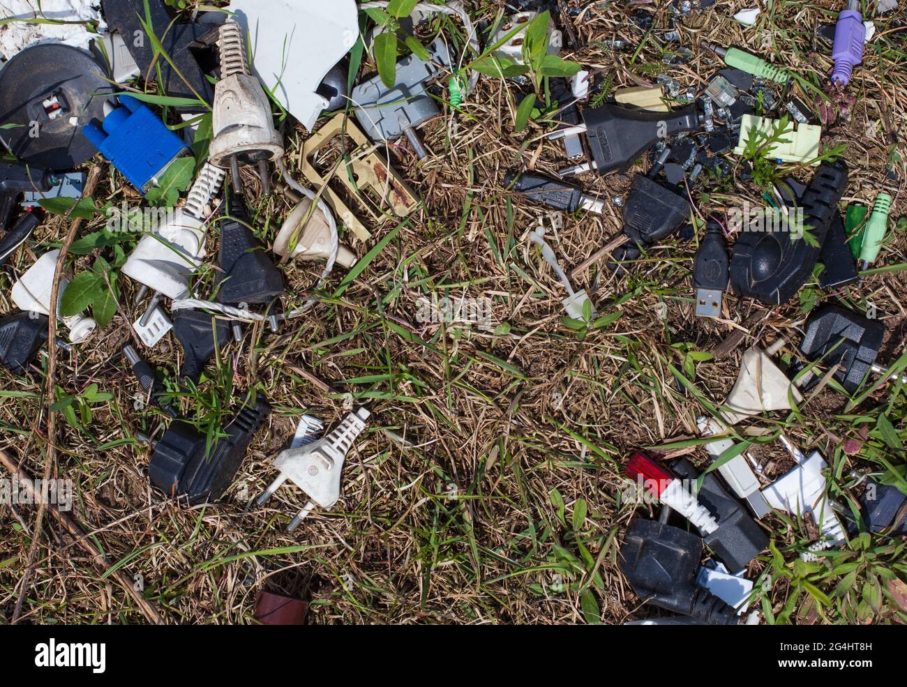 LESZNO, POLOGNE - 03 mai 2021 : concept de décharge de déchets , pile de déchets , décharge de déchets. Détruisez la nature. Pas de détritus Banque D'Images