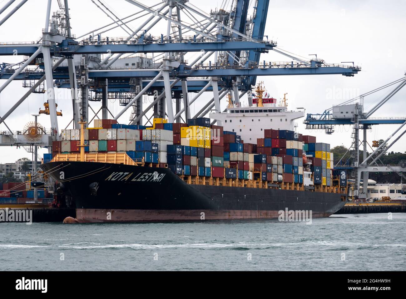 Bateau à conteneurs et grues dans le port d'Auckland, Île du Nord, Nouvelle-Zélande Banque D'Images