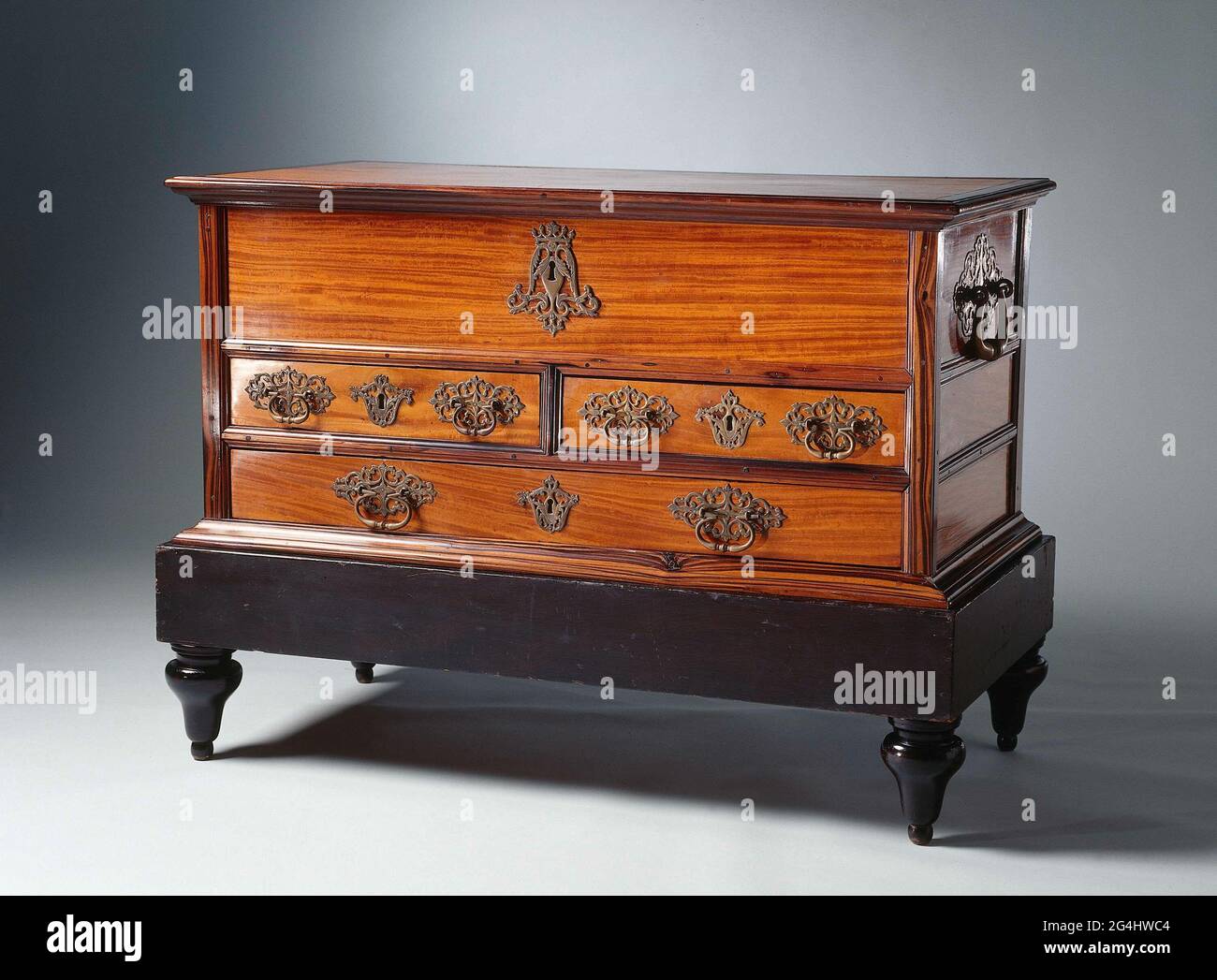 Les coffres étaient des meubles importants pour les employés de la Dutch  East India Company (VOC), car ils voyageraient et se délocalisaient  souvent. Avec ses multiples tiroirs et son grand compartiment