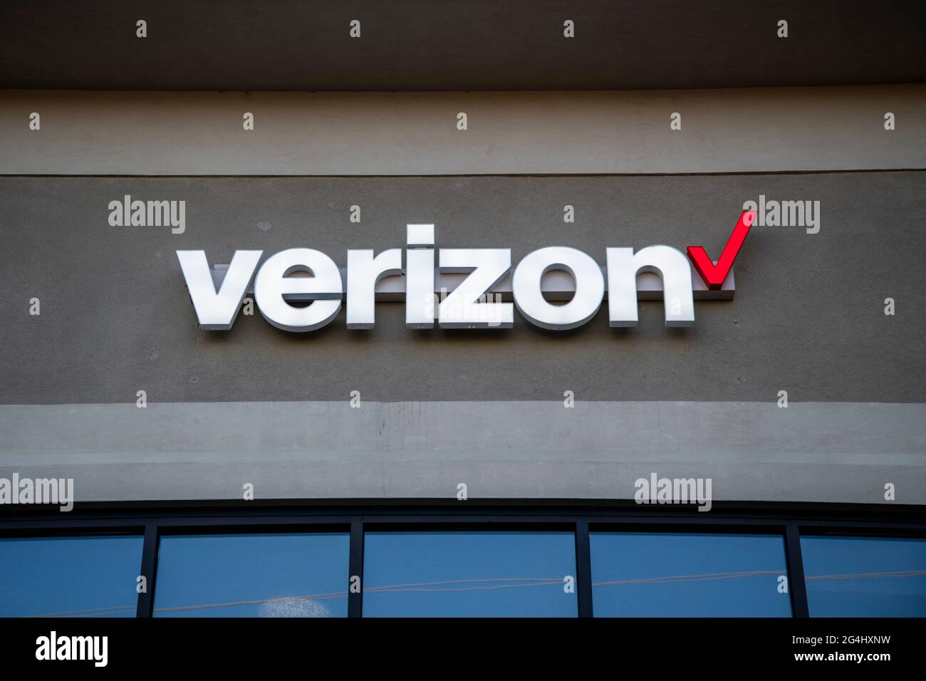 Lansing, Kansas. Logo Verizon sur le bâtiment. Verizon, un opérateur de réseau sans fil américain, est l'une des plus grandes entreprises de technologie de communication dans Banque D'Images