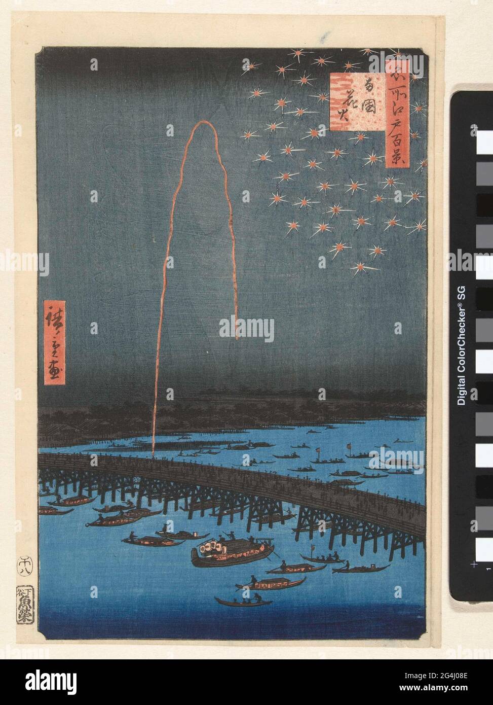 . Vue sur le pont de Ryogoku au-dessus de la rivière Sumida, lors d'un festival nocturne avec feux d'artifice. Spectateurs sur le pont et dans les bateaux éclairés. Banque D'Images