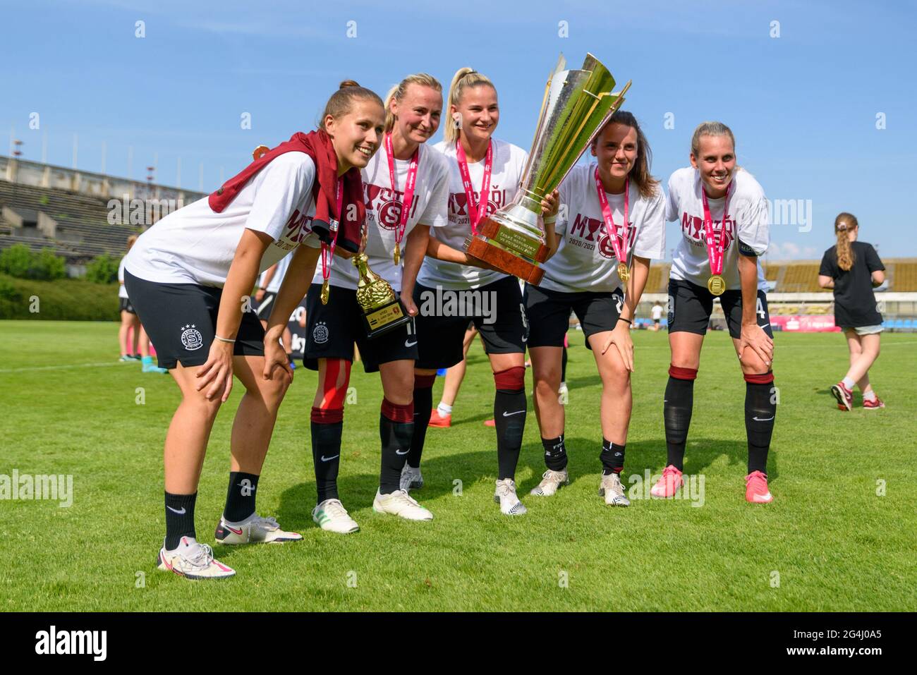 Prague, République tchèque. 19 juin 2021. Lucia Ondrusova (8 Sparta Prague), Tereza Koubova (17 Sparta Prague), Aneta Dedinova (6 Sparta Prague), Klara Cvrckova (28 Sparta Prague) et Petra Bertholdova (4 Sparta Prague) avec les trophées après le match de I. liga Zeny entre Sparta Prague et 1. FC Slovanko au stade Strahov, République tchèque. Crédit: SPP Sport presse photo. /Alamy Live News Banque D'Images