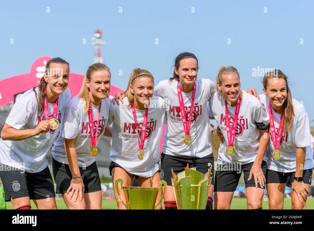 Prague, République tchèque. 19 juin 2021. Lucie Martinkova (7 Sparta Prague), Pavlina Nepokojova (29 Sparta Prague), Marketa Ringelova (16 Sparta Prague), Adela Odehnalova (2 Sparta Prague), Petra Bertholdova (4 Sparta Prague), Irena Martinkova (27 Sparta Prague) après le match entre I. liga Prague et Sparta Zeny Prague 1. FC Slovanko au stade Strahov, République tchèque. Crédit: SPP Sport presse photo. /Alamy Live News Banque D'Images
