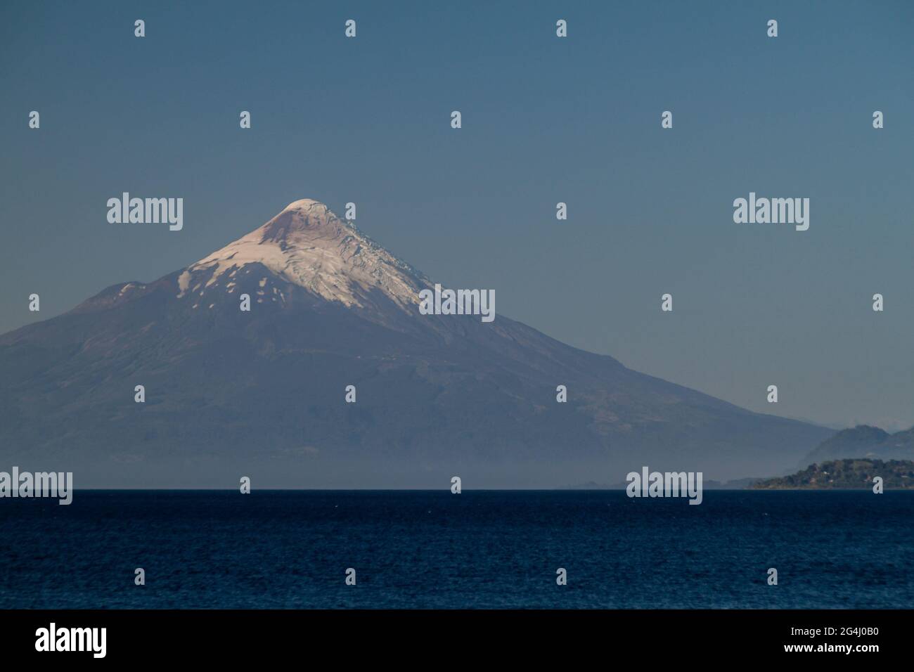 Vue sur le volcan Osorno au-dessus du lac de Llanquihue, Chili Banque D'Images