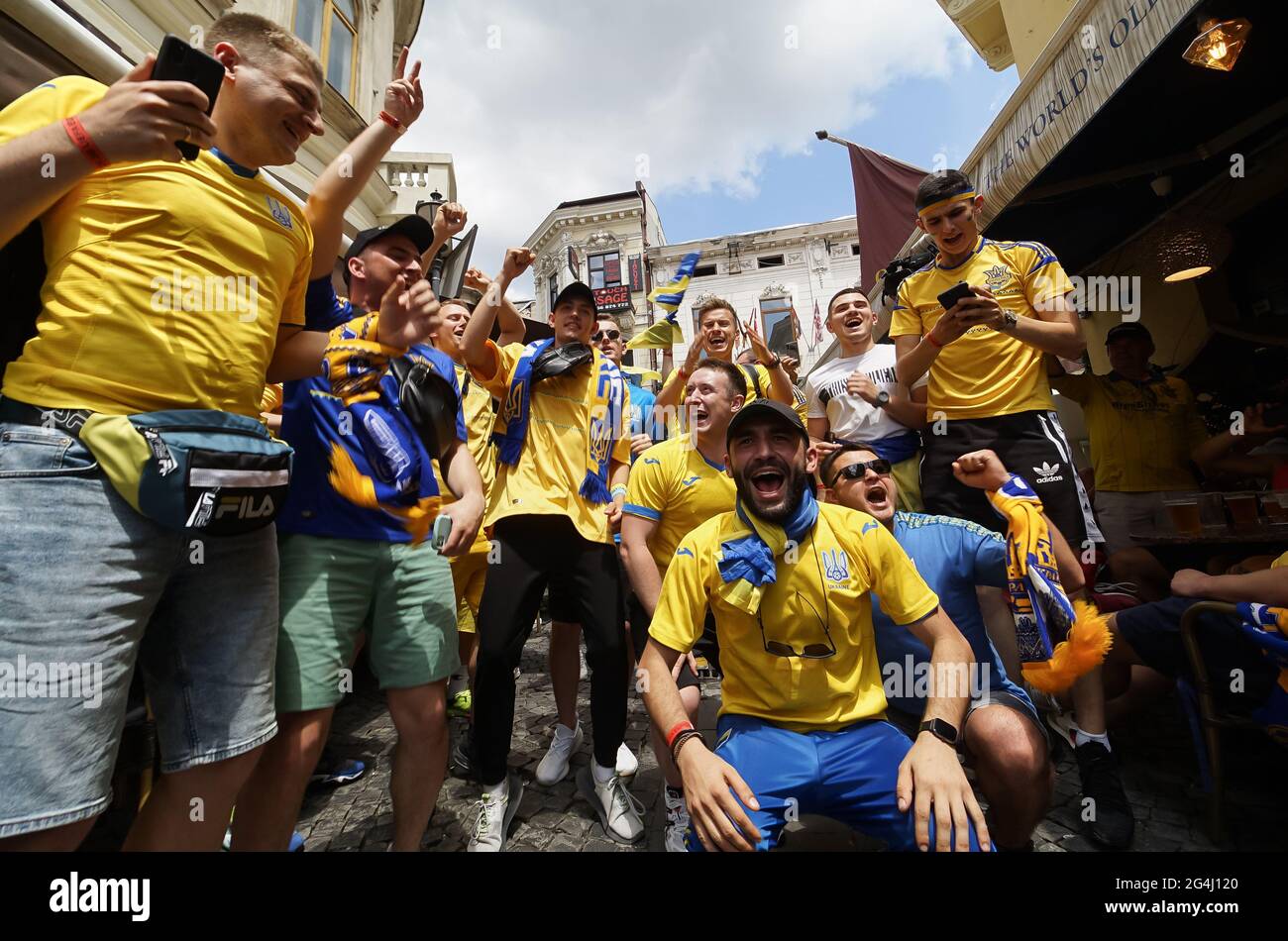 Bucarest, Roumanie - 21 juin 2021 : les supporters de l'Ukraine et de l'Autriche font partie dans les pubs et les rues de la vieille ville avant le match de football entre Banque D'Images
