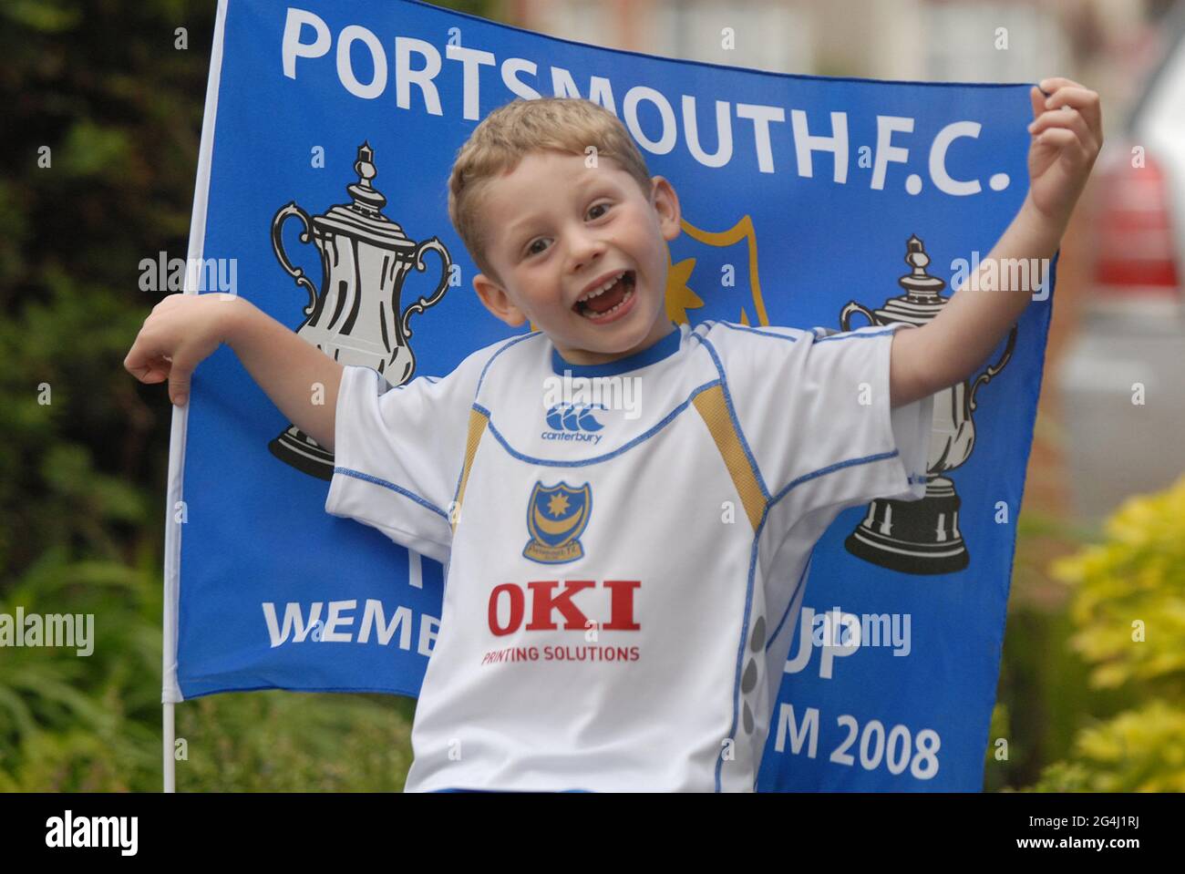 HARRY JAMES PARSONS A ÉTÉ NOMMÉ D'APRÈS LES HÉROS DU DAD ANDREW HARRY REDKNAPP ET JIM SMITH LORSQU'IL EST NÉ SIX JOURS SEULEMENT APRÈS QUE POMPEY A GAGNÉ LA PROMOTION AU POSTE DE PREMIER MINISTRE. AUJOURD'HUI, LE CHARME DE LA BONNE CHANCE DE POMPEY FÊTERA SON 5E ANNIVERSAIRE À WEMBLEY LE DERNIER JOUR DE LA COUPE, LORSQUE POMPEY PRENDRA CARDIFF. PIC MIKE WALKER 2008 Banque D'Images