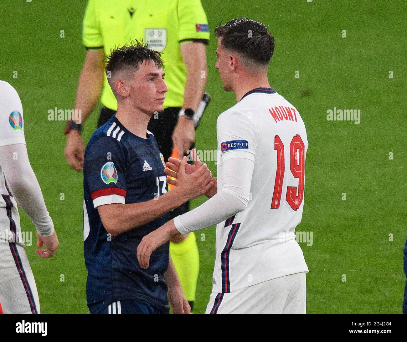 Londres, Royaume-Uni. 18 juin 2021 - Angleterre / Ecosse - UEFA Euro 2020 Group D Match - Wembley - Londres Billy Gilmour et Mason Mount en contact étroit après le match de l'Angleterre contre l'Ecosse aux Championnats d'Europe de l'UEFA 2020. Billy Gilmour plus tard testé positif pour Covid 19 crédit photo : © Mark pain / Alamy Live News Banque D'Images