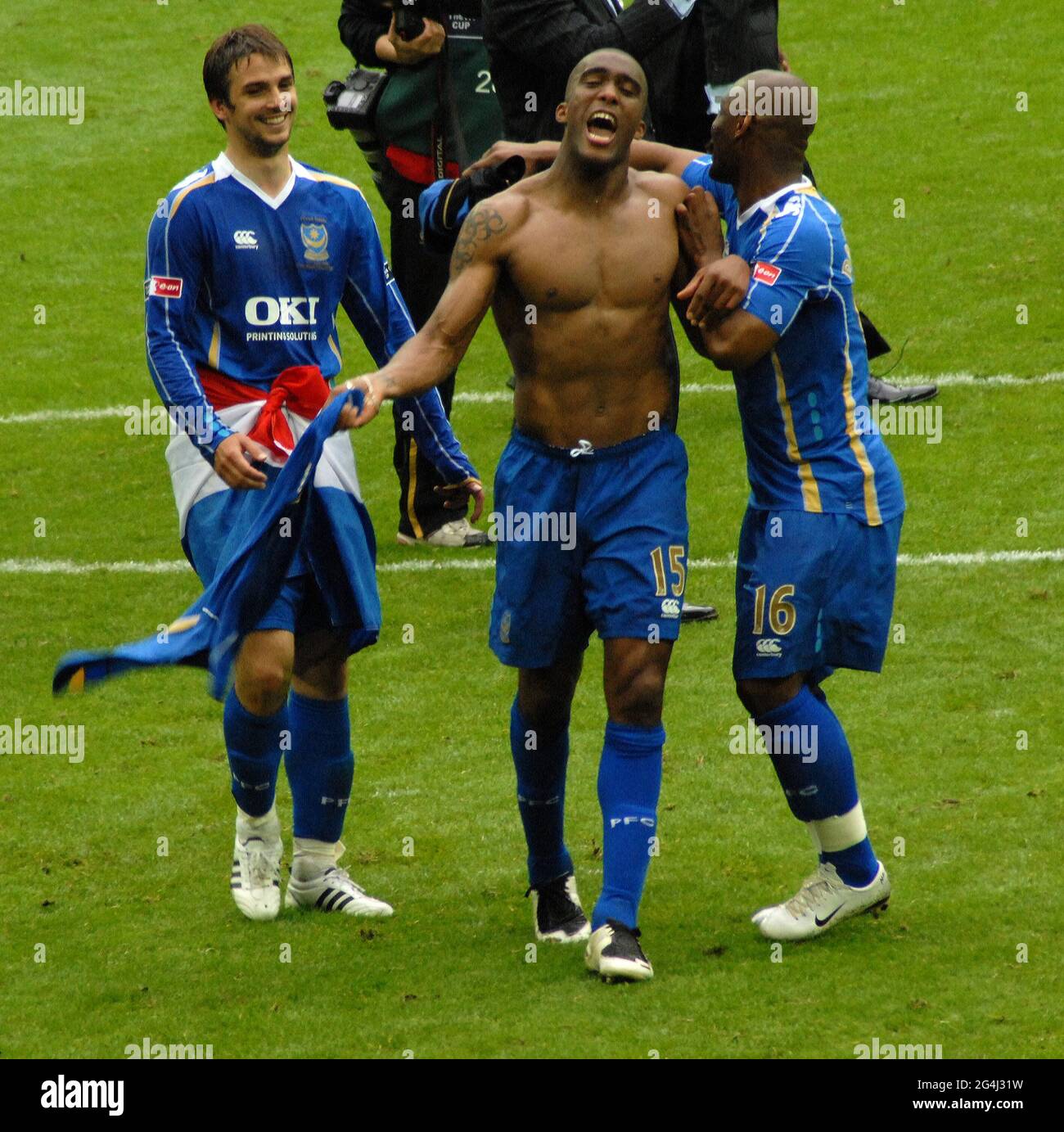 PORTSMOUTH FC, POMPEY, NICO KRANJCAR, SYLVAIN DISTIN ET NOE PAMAROT MONTRENT AUX FANS LA COUPE À WEMBLEY PIC MIKE WALKER 2008 Banque D'Images