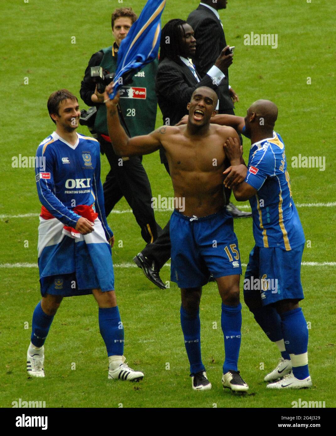 PORTSMOUTH FC, POMPEY, NICO KRANJCAR, SYLVAIN DISTIN ET NOE PAMAROT MONTRENT AUX FANS LA COUPE À WEMBLEY PIC MIKE WALKER 2008 Banque D'Images