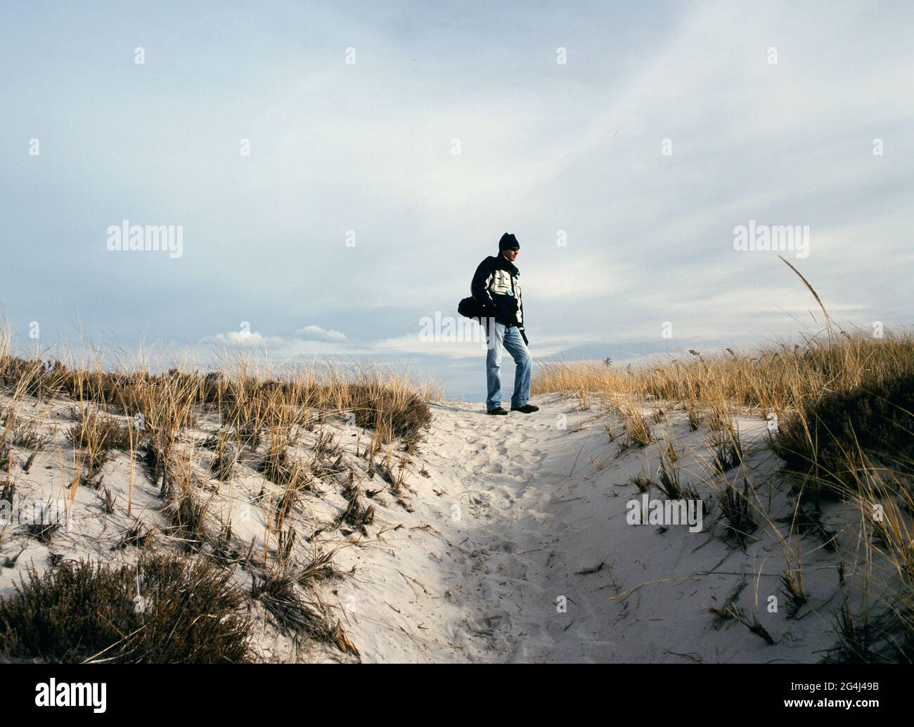 Homme sur une dune de sable de la Nouvelle-Angleterre en hiver Banque D'Images