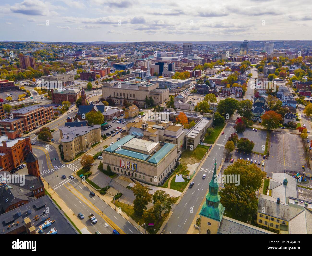 Vue aérienne du musée d'art de Worcester au 55 Salisbury Street et du centre-ville de Worcester à l'arrière-plan à l'automne dans le Massachusetts ma, États-Unis. Banque D'Images