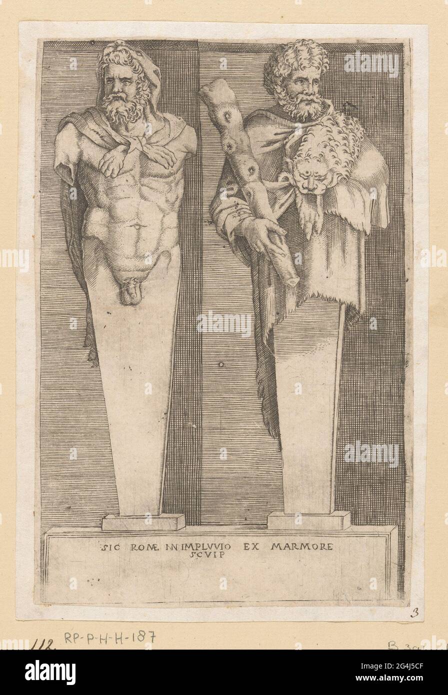 Deux Hermes d'Hercules; Hermen (copies). Deux Hermen (pilier carré avec buste humain ou corps supérieur) d'Hercules. La gauche a le haut du corps et les organes génitaux d'Hercules, la peau du lion avec la tête et les pattes sur sa tête et ses épaules. Le juge a le corps supérieur d'Hercules avec ses nœuds à la main. Les Hermes sont en augmentation avec un texte à deux pattes en latin. Banque D'Images