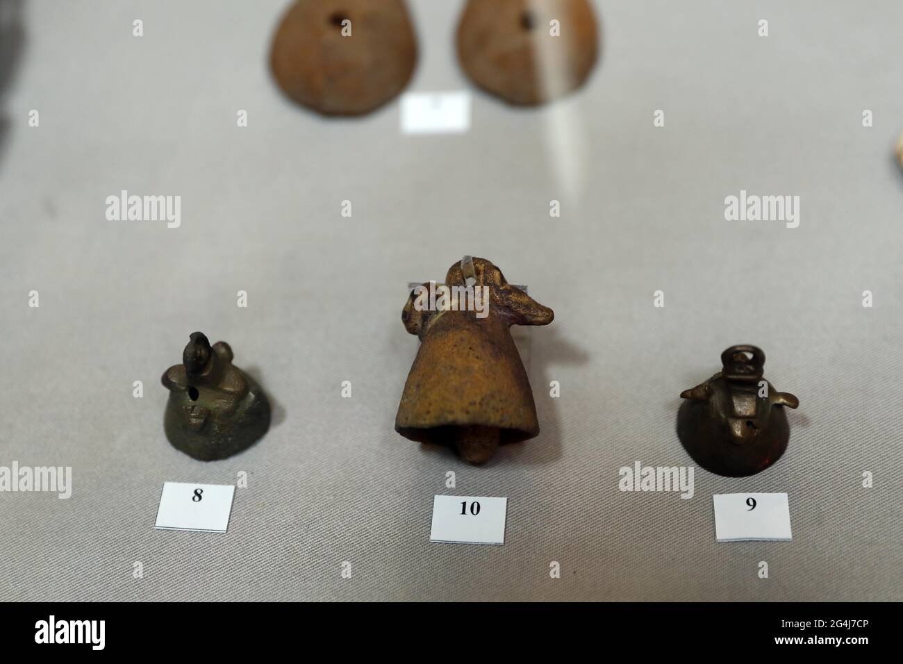 Le Caire. 21 juin 2021. Photo prise le 21 juin 2021 montre des cloches anciennes lors d'une exposition au Caire, en Égypte. Une collection de 22 instruments de musique anciens est présentée au Musée égyptien de Tahrir au Caire pour célébrer la Journée mondiale de la musique, une célébration musicale annuelle qui a lieu le 21 juin. Credit: Ahmed Gomaa/Xinhua/Alamy Live News Banque D'Images
