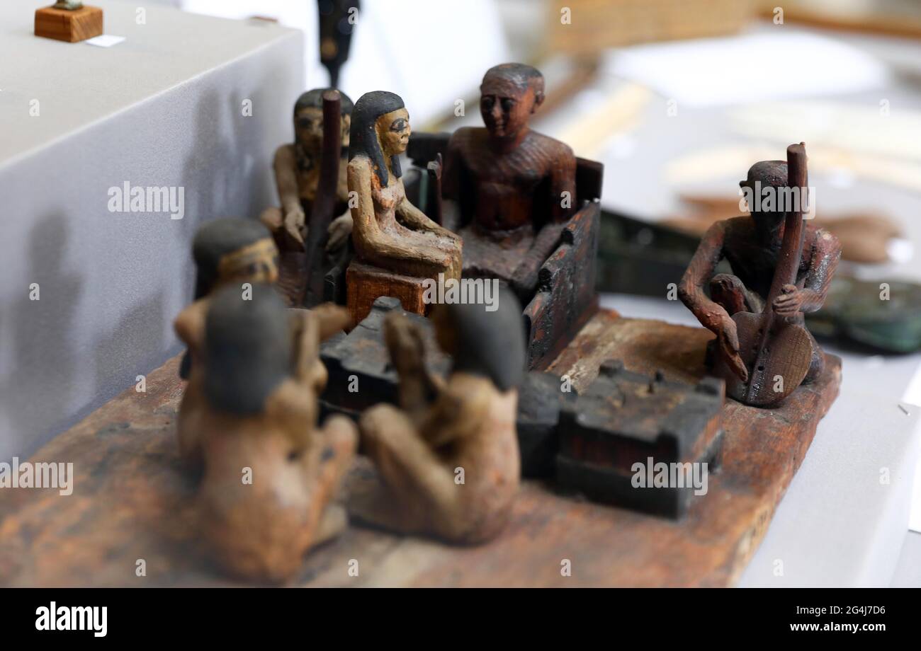 Le Caire. 21 juin 2021. Photo prise le 21 juin 2021 montre un modèle en bois au Royaume du Moyen-Orient représentant une troupe de musiciens et de chanteurs lors d'une représentation musicale pour leur maître lors d'une exposition au Caire, en Égypte. Une collection de 22 instruments de musique anciens est présentée au Musée égyptien de Tahrir au Caire pour célébrer la Journée mondiale de la musique, une célébration musicale annuelle qui a lieu le 21 juin. Credit: Ahmed Gomaa/Xinhua/Alamy Live News Banque D'Images