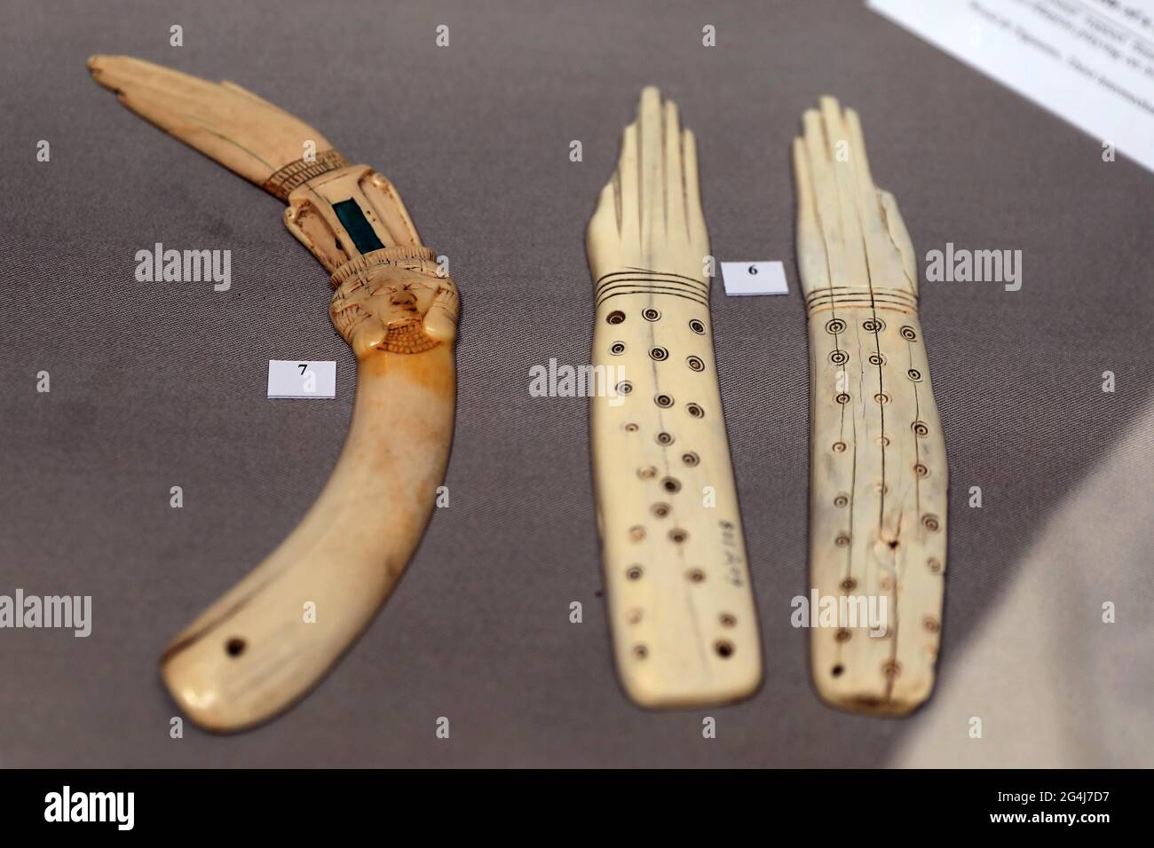 Le Caire. 21 juin 2021. Photo prise le 21 juin 2021 montre des anciens trappeurs lors d'une exposition au Caire, en Égypte. Une collection de 22 instruments de musique anciens est présentée au Musée égyptien de Tahrir au Caire pour célébrer la Journée mondiale de la musique, une célébration musicale annuelle qui a lieu le 21 juin. Credit: Ahmed Gomaa/Xinhua/Alamy Live News Banque D'Images