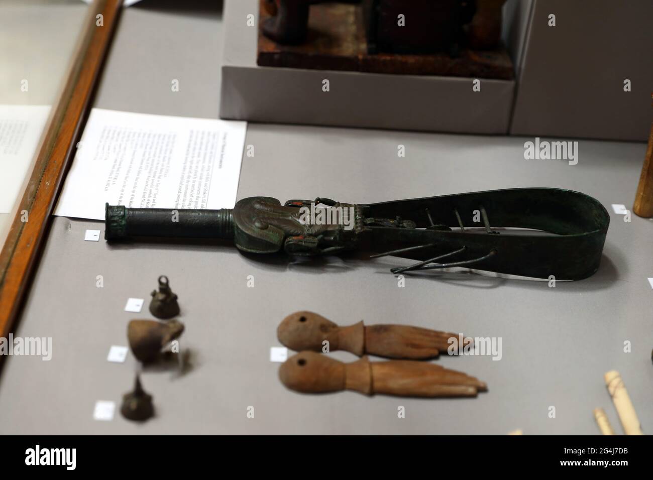 Le Caire. 21 juin 2021. Photo prise le 21 juin 2021 montre un ancien sistrum lors d'une exposition au Caire, en Égypte. Une collection de 22 instruments de musique anciens est présentée au Musée égyptien de Tahrir au Caire pour célébrer la Journée mondiale de la musique, une célébration musicale annuelle qui a lieu le 21 juin. Credit: Ahmed Gomaa/Xinhua/Alamy Live News Banque D'Images
