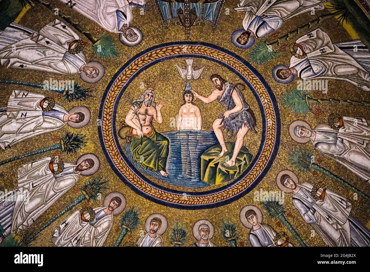 Mosaïques dans le Baptistère Arien représentant le Baptême de Jésus par Saint Jean-Baptiste à Ravenne en Italie Banque D'Images