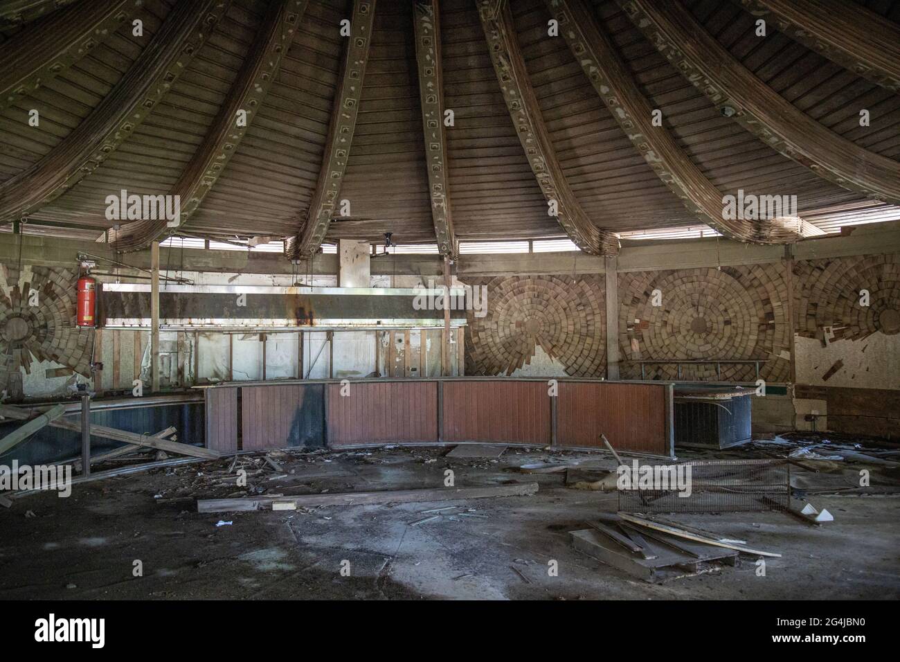WAILUA, HAWAII, ÉTATS-UNIS - 03 juin 2021 : les vestiges du restaurant abandonné Seashell, une partie de la tristement célèbre et historique Coco Palms Res de Kauai Banque D'Images