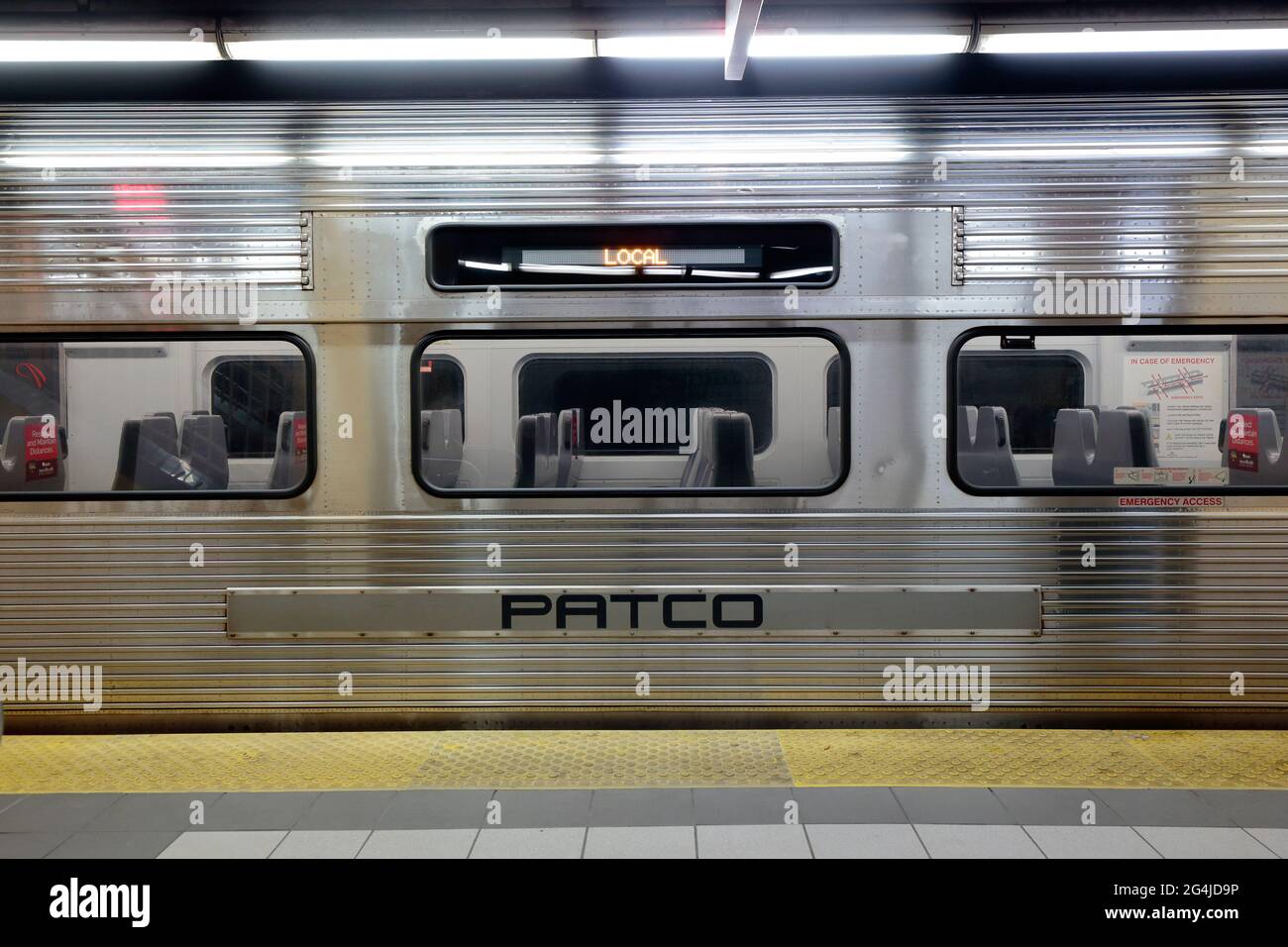 Un wagon PATCO (Port Authority Transit Corporation) dans une station de métro de Philadelphie. Banque D'Images
