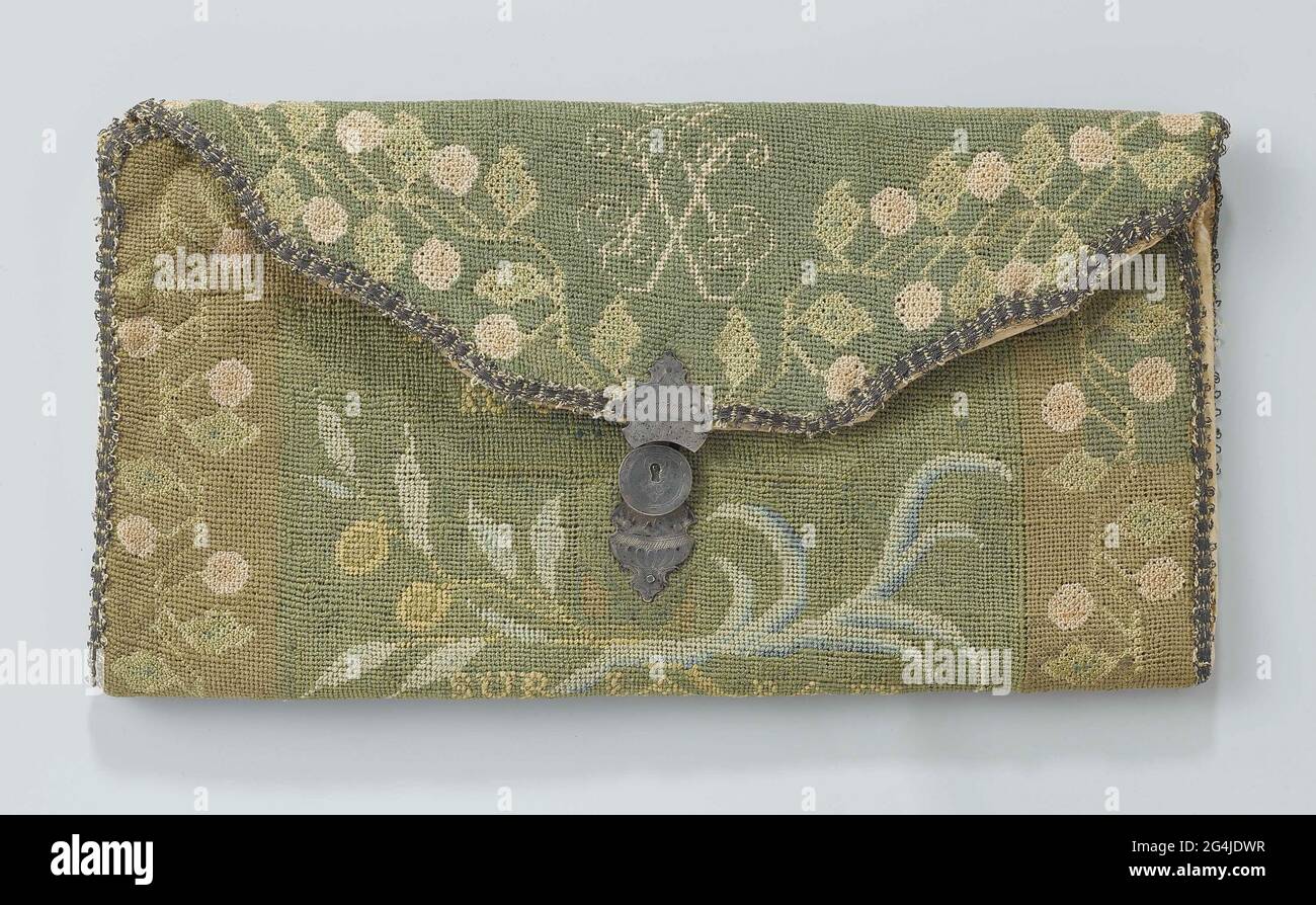 . Pochette à lettres ou portfolio de papier épais recouvert de broderie à point de pétition, dans laquelle le monogramme de l'amiral Isaac Sweers, avec serrure en argent gravée. Modèle : enveloppe avec transbordement qui ferme le milieu de la face avant par un verrou argenté gravé. Deux compartiments avec cloison. Doublure en soie rose. La clé du verrou est manquante. Décoration: Couverte de grilles sur lesquelles un fond vert est brodé en point de petit, entouré par le bord de bobinage de 'pommes de l'orange'. Les initiales doubles se trouve sur la valve. Sous la valve « je IE vous PERD / IE suis Perdu ». Sur le pli 'ur la paix'. Une arme couronnée sur le b Banque D'Images