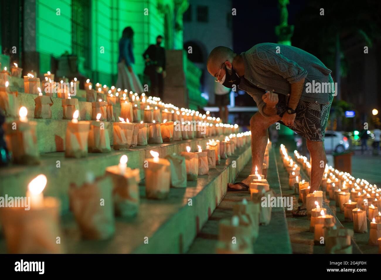 Rio de Janeiro, Brésil. 21 juin 2021. Les gens éclairent 500 bougies à la mémoire des 500,000 personnes qui sont mortes jusqu'ici au Brésil du virus Covid-19. Credit: Fernando Souza/dpa/Alay Live News Banque D'Images