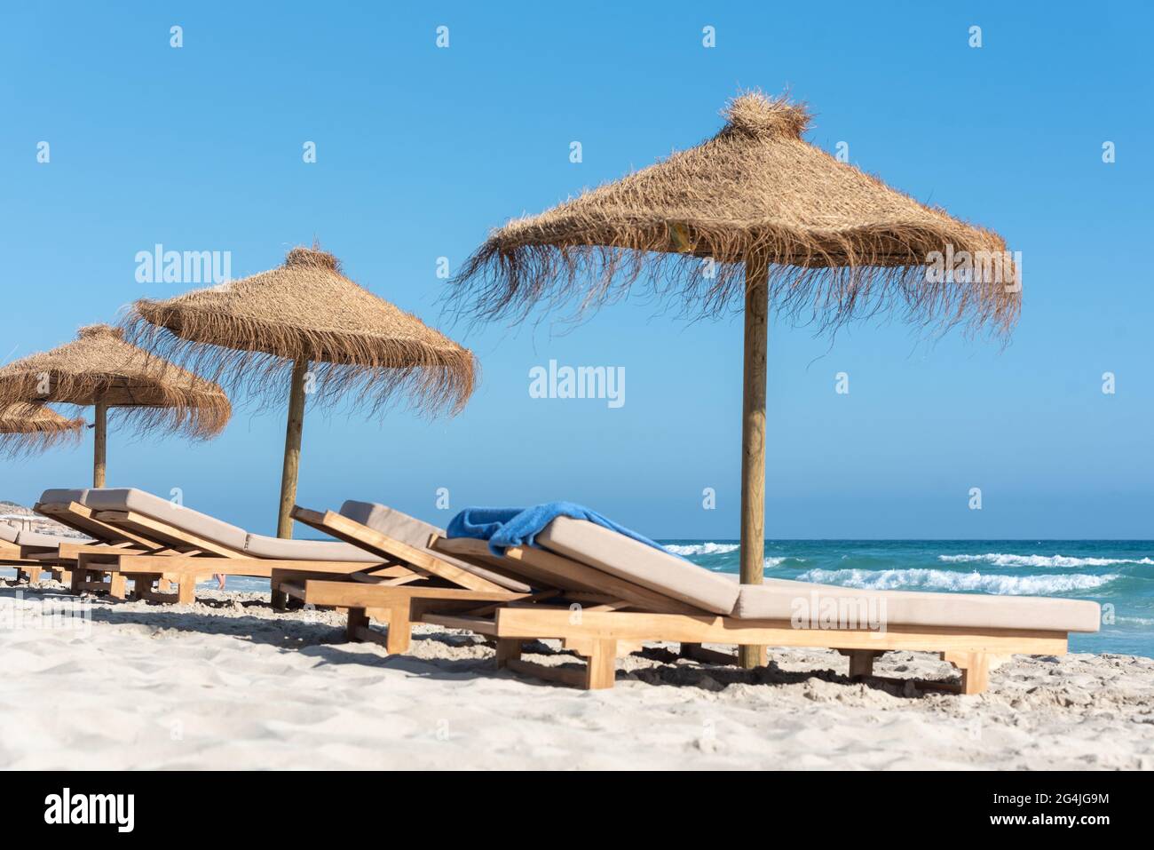 Orange beach umbrellas with deck chairs Banque de photographies et d'images  à haute résolution - Alamy