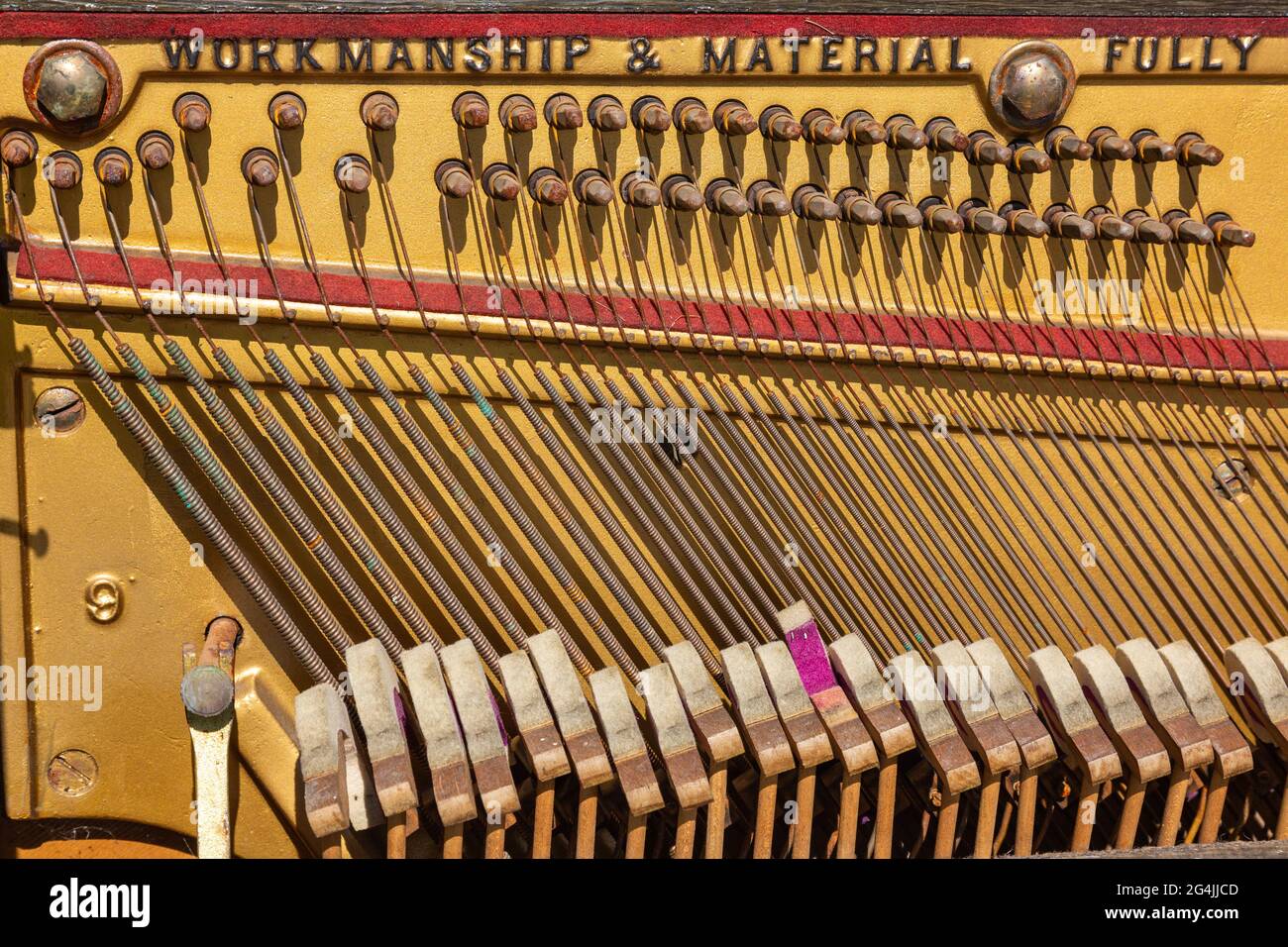 Les marteaux et cordes délabrés d'un vieux piano décrépit P. A. Starck. Banque D'Images