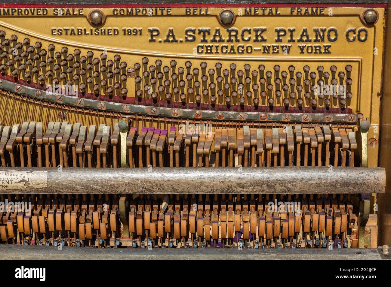 Les marteaux délabrés d'un vieux piano droit P. A. Starck. Banque D'Images