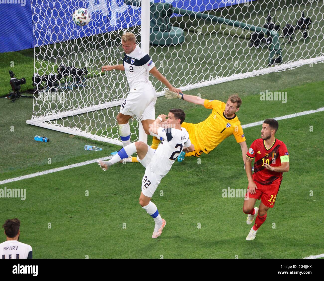 Saint-Pétersbourg, Russie. 21 juin 2021. Lukas Hradecky (1), Paulus Arajuuri (2), Jukka Raitala (22) de Finlande et Eden Hazard (10) de Belgique sont vus en action pendant le championnat européen EURO 2020 entre la Belgique et la Finlande à Gazprom Arena.(final Score; Finlande 0:2 Belgique). Crédit : SOPA Images Limited/Alamy Live News Banque D'Images