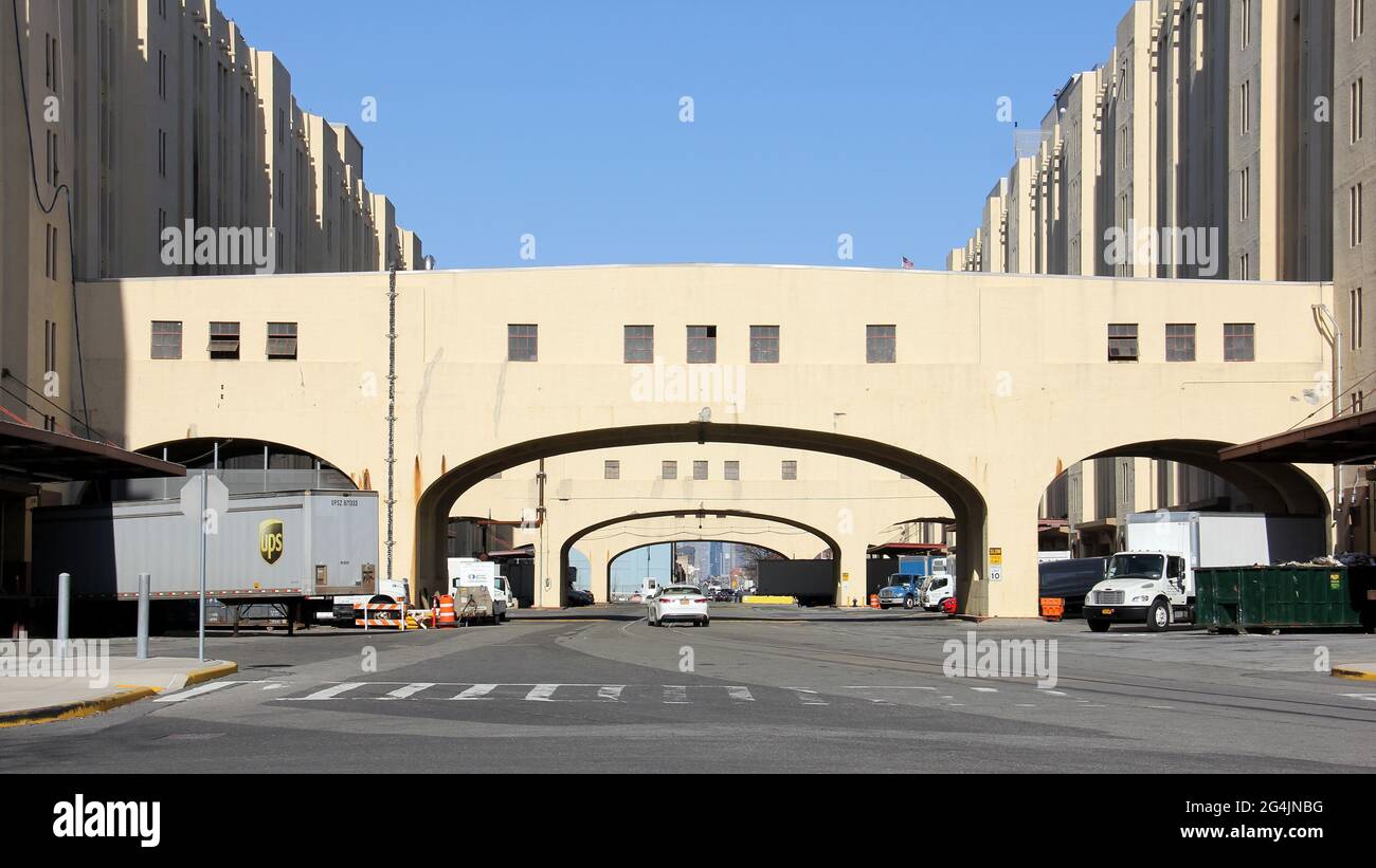 Galeries de liaison voûtées sur l'allée intérieure entre les bâtiments du Brooklyn Army terminal, Brooklyn, NY, USA Banque D'Images