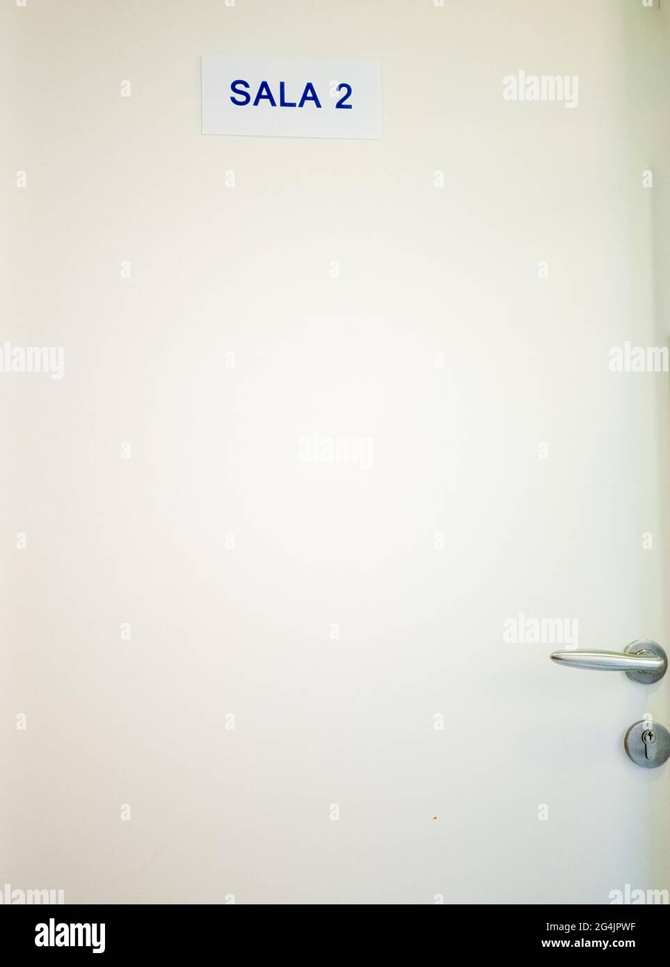 Plaque blanche sur la porte avec le texte en espagnol 'SALA 2' signifiant 'ROOM 2' Banque D'Images